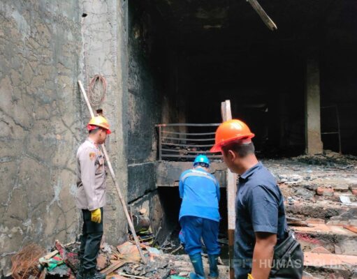 Puslabfor Lakukan Olah TKP di Toko Bingkai Mampang yang Terbakar