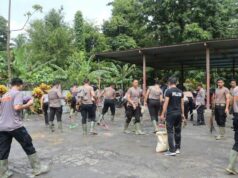 Personel Polri Lakukan Bersih-Bersih di RSUD Tagulandang Pasca Erupsi Gunung Ruang