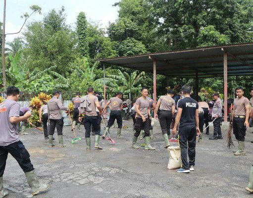 Personel Polri Lakukan Bersih-Bersih di RSUD Tagulandang Pasca Erupsi Gunung Ruang