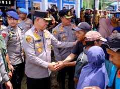 Kapolda Bengkulu Turun Langsung Salurkan Bantuan Pada Warga Terdampak Banjir di Lebong