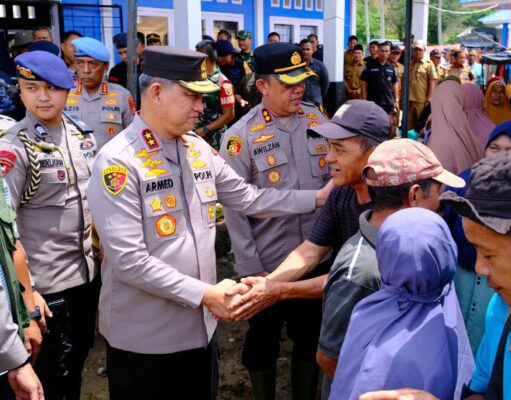 Kapolda Bengkulu Turun Langsung Salurkan Bantuan Pada Warga Terdampak Banjir di Lebong