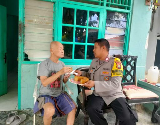 Bhabinkamtibmas Duren Jaya Kunjungi Lansia di Panti Jompo Kasih Sayang