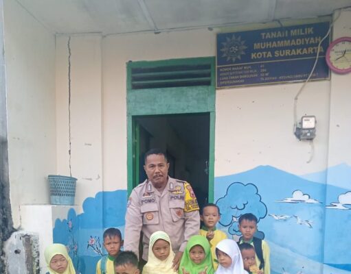 Bhabinkamtibmas Kelurahan Kedung Lumbu Ajak Anak TK Bermain dan Belajar Bersama