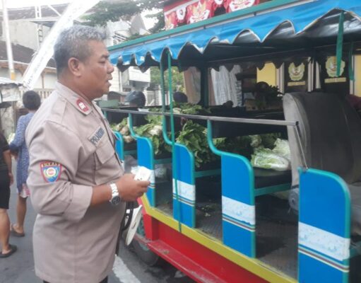 Memakai Kereta Kelinci, Bhabinkamtibmas Semanggi Jual Sayur Bayar Seikhlasnya dan Gratis Bagi Warga Kurang Mampu