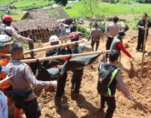 Polres Garut Bersama Tim SAR Gabungan Berhasil Menemukan 2 Korban Tanah Longsor