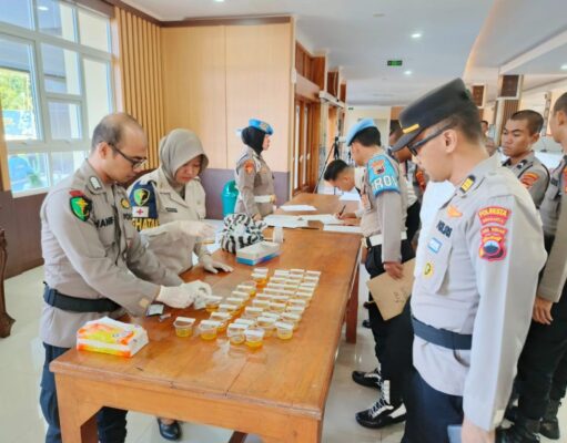 Mendadak, Ratusan Anggota Polresta Surakarta di Test Urine