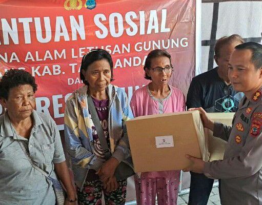 Polres Bitung dan Bhayangkari Berikan Tali Asih kepada Pengungsi Gunung Ruang di Rusunawa BLK