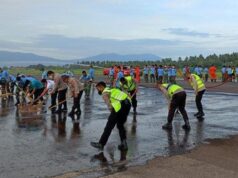 Polri-TNI Bersihkan Apron Bandara Sam Ratulangi dari Debu Vulkanik Gunung Ruang