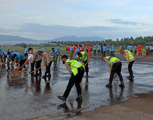 Polri-TNI Bersihkan Apron Bandara Sam Ratulangi dari Debu Vulkanik Gunung Ruang