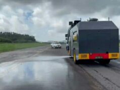 Ditsamapta Polda Sulut Turunkan Personel dan 2 Kendaraan Taktis AWC Bersihkan Runway Bandara Samrat