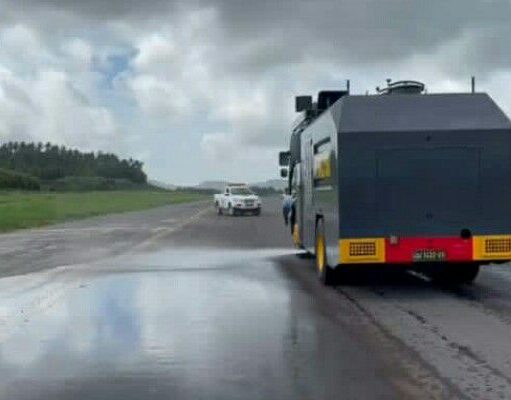 Ditsamapta Polda Sulut Turunkan Personel dan 2 Kendaraan Taktis AWC Bersihkan Runway Bandara Samrat