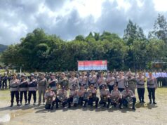 Kapolri Memberikan Penghargaan Pin Emas dan KPLB Kepada Sejumlah Polisi di Pegunungan Bintang