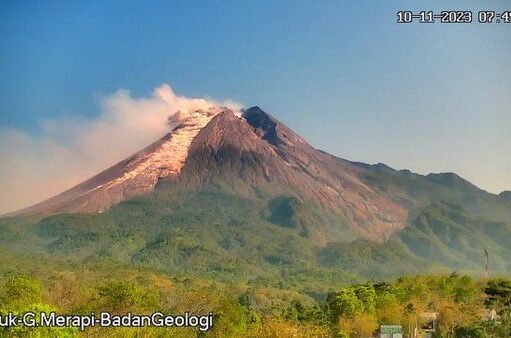 Gunung Merapi Semburkan Awan Panas Sebanyak 24 Kali Pagi Ini