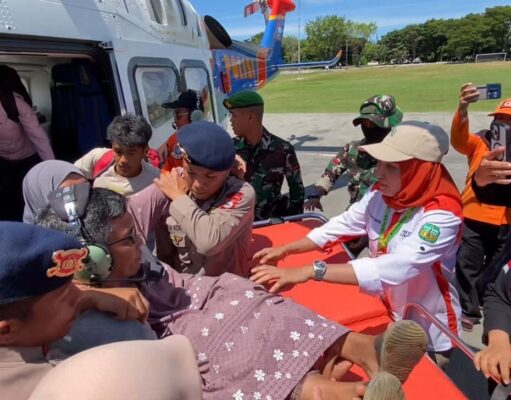 Bencana Banjir Bandang, Kapolda Sulsel Berhasil Evakuasi Ibu Hamil dengan Helikopter
