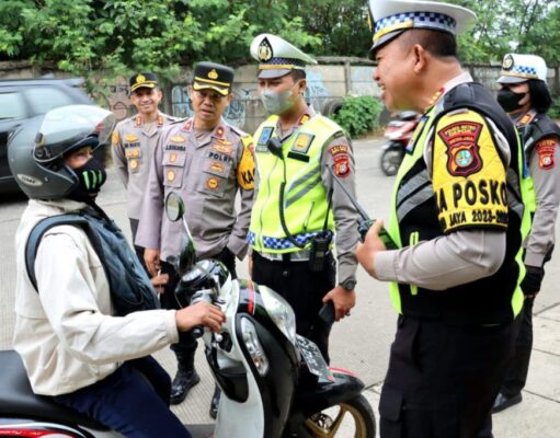 Polres Metro Depok Tindak Tegas Pengendara Motor Yang Lawan Arus di Cimanggis