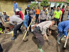 Pasca Banjir Bandang, Personel Polres Padang Panjang Bersihkan material Longsor