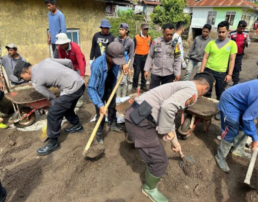 Pasca Banjir Bandang, Personel Polres Padang Panjang Bersihkan material Longsor