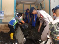 Personil Polresta Bukittinggi dan BKO Polda Sumbar Bersama Masyarakat Bersihkan Material Akibat Banjir Bandang di Agam