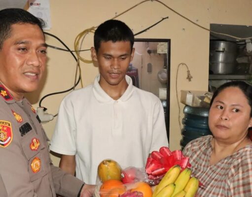 Kapolsek Kebon Jeruk Jenguk dan Berikan Bantuan Untuk Casis Polri Korban Begal