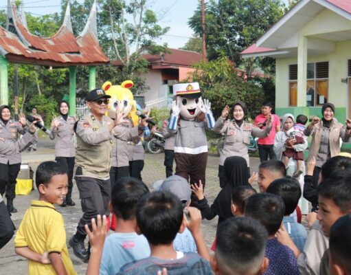 SSDM Polri Berikan Pelayanan Trauma Healing Kepada Anak-Anak Terdampak Banjir Lahar Dingin di Sungai Jambu