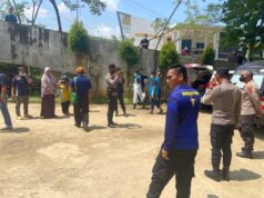 Tim DVI Polres Sijunjung Serahkan Jenazah Korban Banjir Asal Tanah Datar kepada keluarga