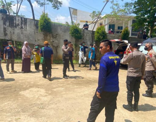 Tim DVI Polres Sijunjung Serahkan Jenazah Korban Banjir Asal Tanah Datar kepada keluarga