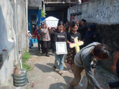 Tunjukkan Rasa Empati, Bhabinkamtibmas Tegalharjo Bersama Linmas Bantu Angkat Peti Jenazah
