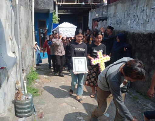 Tunjukkan Rasa Empati, Bhabinkamtibmas Tegalharjo Bersama Linmas Bantu Angkat Peti Jenazah