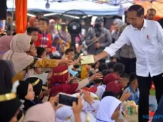 Tinjau Posko Pengungsi di Agam, Presiden Jokowi Serahkan Bantuan bagi Warga Terdampak Bencana