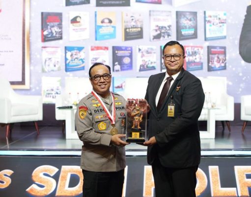 As SDM Polri Irjen Dedi Raih Rekor MURI Perwira Tinggi Polri Penulis Buku Terbanyak