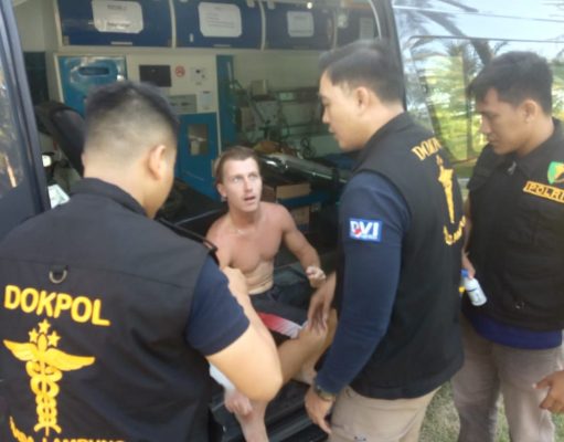 Polda Lampung Sigap Beri Pengobatan Atlet Surfing WSL Krui Pro yang Terluka Sabetan Sirip Ikan