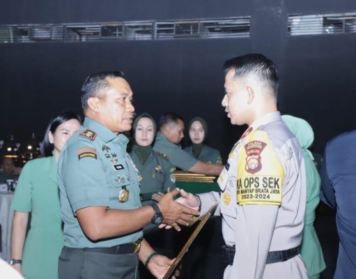 Sinergitas TNI-Polri, Pangdam Jaya Beri Penghargaan Kepada Kapolsek Mampang Prapatan